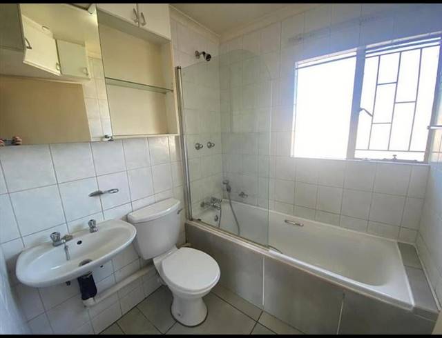 2 BEDROOM PROPERTY TO RENT IN LAKEFIELD